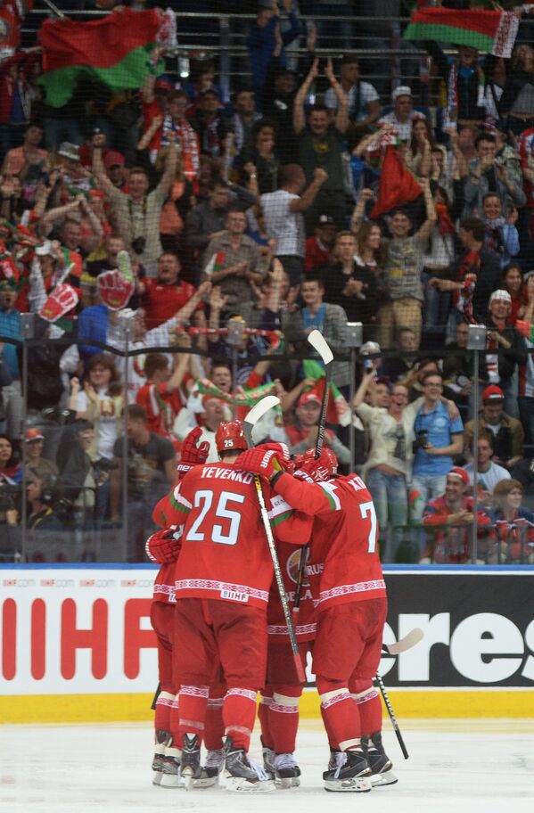 На фото: хоккеисты сборной Белоруссии радуются забитому голу