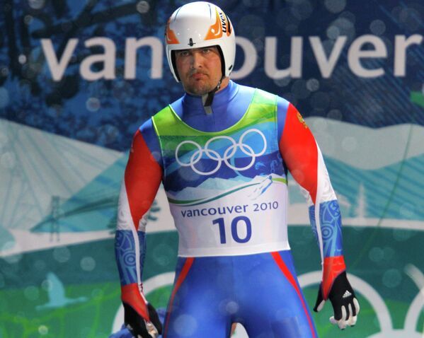 Российский саночник Альберт Демченко во время соревнований по санному спорту среди мужчин на Олимпийских играх в Ванкувере
