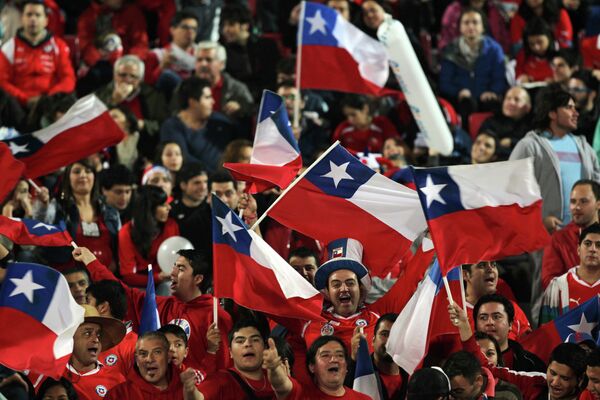 Болельщики сборной Чили по футболу.