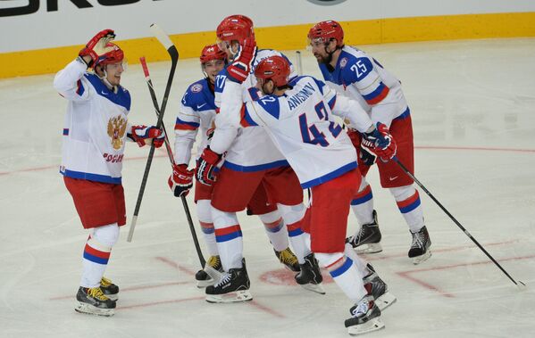 Хоккеисты сборной России радуются голу