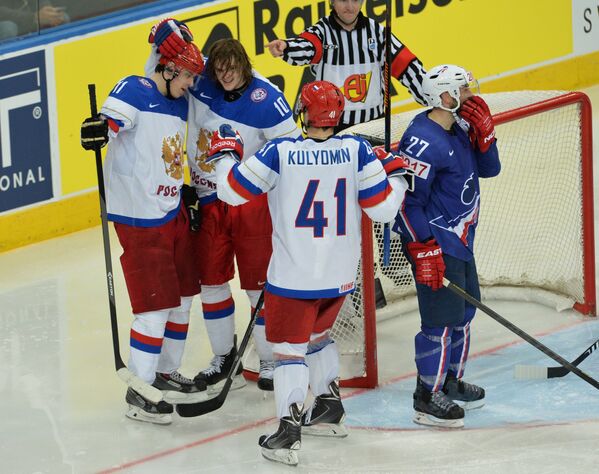 Хоккеисты сборной России Евгений Малкин, Виктор Тихонов и Николай Кулемин радуются забитому голу