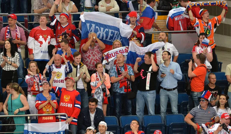 Болельщики сборной России во время четвертьфинального матча чемпионата мира по хоккею Болельщики сборной России во время четвертьфинального матча чемпионата мира по хоккею