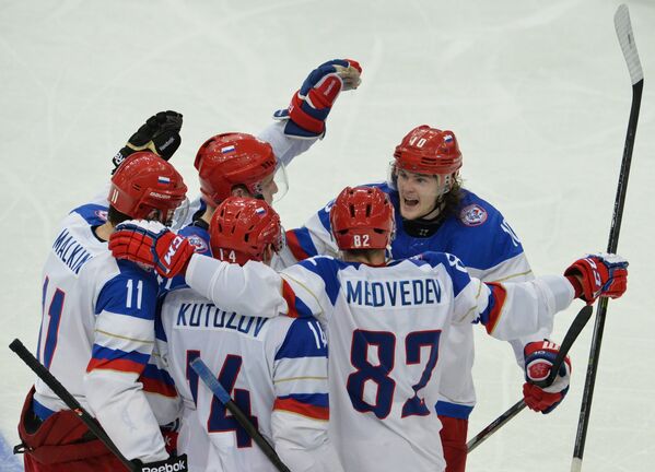 Хоккеисты сборной России радуются заброшенной шайбе в в ворота французов
