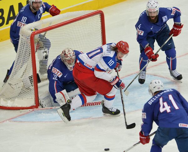 Нападающий сборной России Виктор Тихонов (в центре) в четвертьфинальном матче чемпионата мира по хоккею