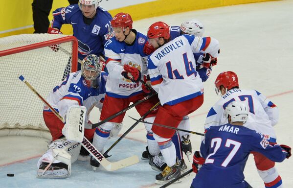 Вратарь сборной России Сергей Бобровский (справа) в игровом эпизоде четвертьфинального матче чемпионата мира по хоккею