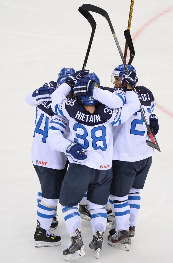 Хоккеисты сборной Финляндии радуются заброшенной шайбе