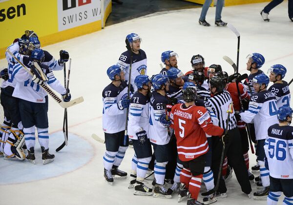 Хоккеисты сборной Финляндии радуются победе в четвертьфинальном матче чемпионата мира по хоккею