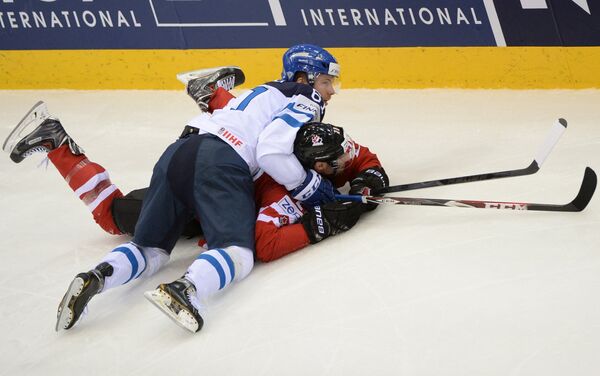 Нападающий сборной Финляндии Томми Хухтала (в светлой форме) и форвард сборной Канады Трой Брауэр