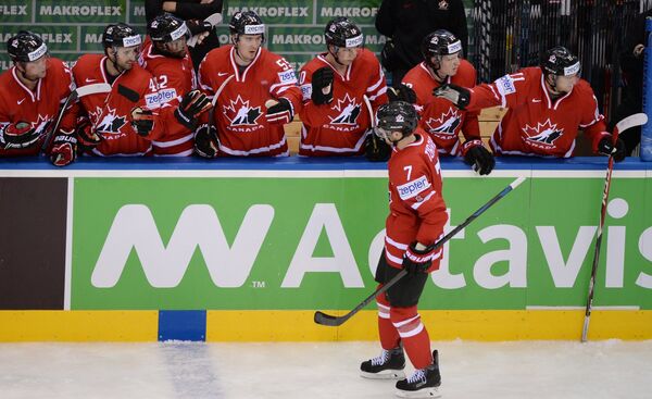 Хоккеисты сборной Канады радуются забитому голу