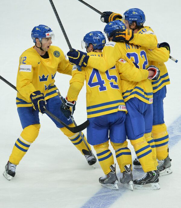 Хоккеисты сборной Швеции радуются забитой шайбе в четвертьфинальном матче чемпионата мира по хоккею