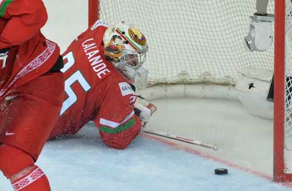 Вратарь сборной Белоруссии Кевин Лаланд пропускает шайбу в четвертьфинальном матче чемпионата мира по хоккею