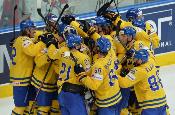 Хоккеисты сборной Швеции радуются победе в четвертьфинальном матче чемпионата мира по хоккею