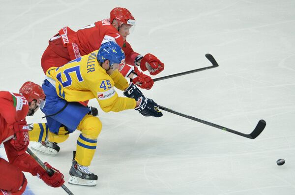Нападающий сборной Швеции Оскар Меллер (на первом плане) и защитник сборной Белоруссии Владимир Денисов