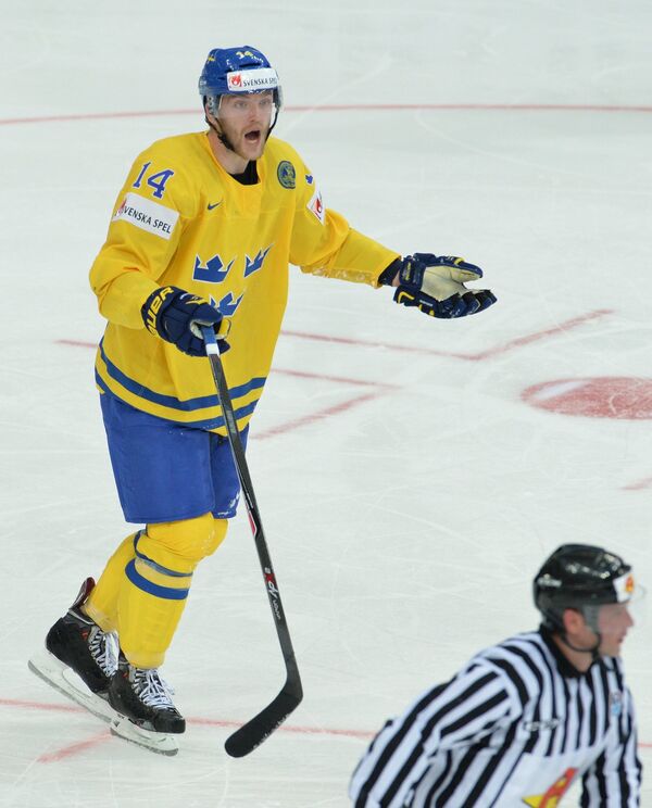 Защитник сборной Швеции Маттиас Экхольм в четвертьфинальном матче чемпионата мира по хоккею
