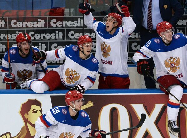 Хоккеисты сборной России радуются забитому голу