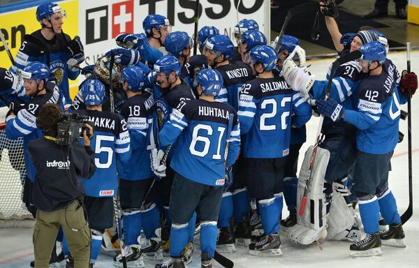 Игроки сборной Финляндии радуются победе