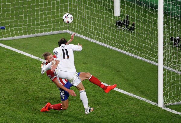 Гарет Бэйл забивает гол в ворота Атлетико в финале Лиги чемпионов