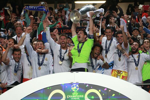 Футболисты Реала на церемонии награждения после победы в Лиге чемпионов
