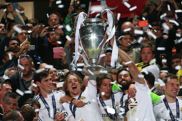 Футболисты Реала на церемонии награждения после победы в Лиге чемпионов