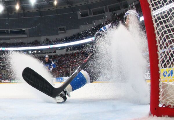 Нападающий сборной Финляндии Лео Комаров в полуфинальном матче чемпионата мира по хоккею между сборными командами Чехии и Финляндии
