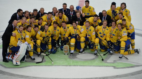 Хоккеисты сборной Швеции с бронзовыми медалями чемпионата мира по хоккею 2014