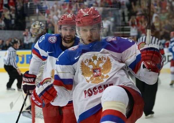 Хоккеисты сборной России Данис Зарипов (слева) и Сергей Широков радуются заброшенной шайбе