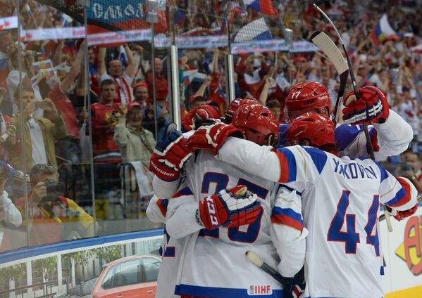 Хоккеисты сборной России радуются заброшенной шайбе в финальном матче чемпионата мира по хоккею