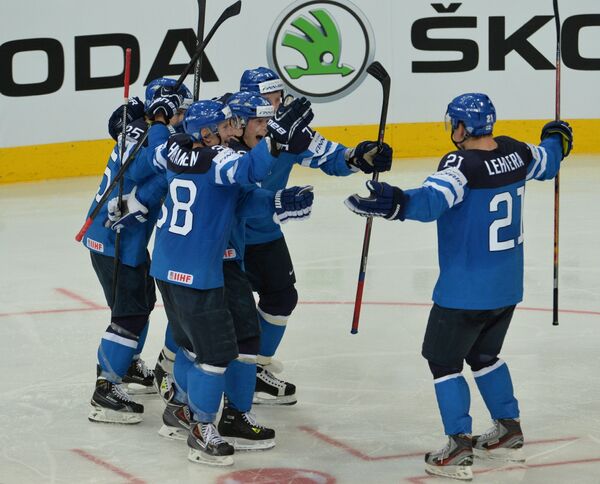 Игроки сборной Финляндии радуются забитой шайбе
