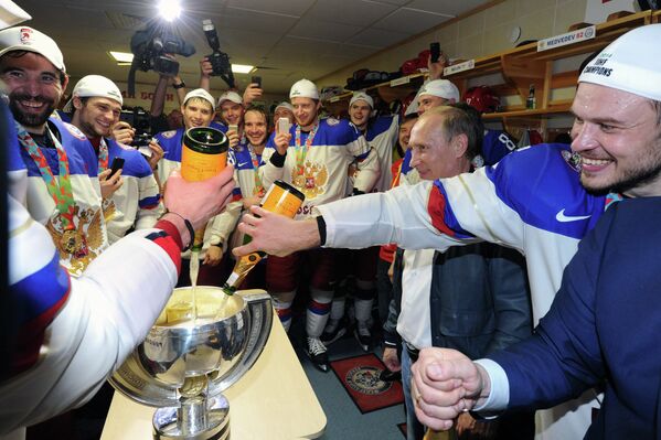 Владимир Путин (второй справа) поздравляет игроков сборной России