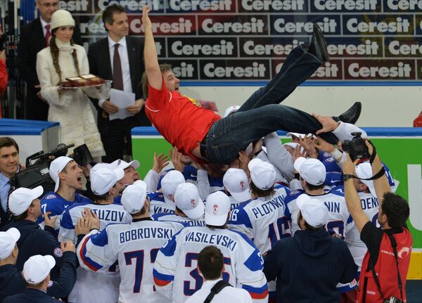 Игроки сборной России поздравляют главного тренера сборной России Олега Знарка