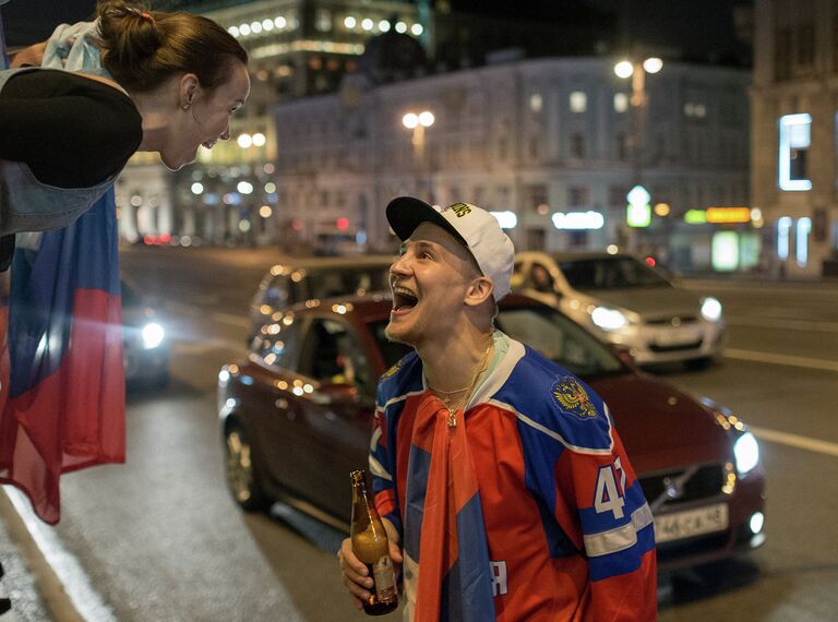 Болельщики празднуют победу сборной России по хоккею