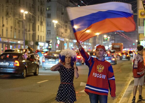 Болельщики празднуют победу сборной России по хоккею