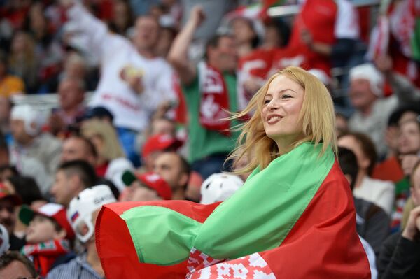 Болельщица сборной Белоруссии во время матча группового раунда чемпионата мира по хоккею