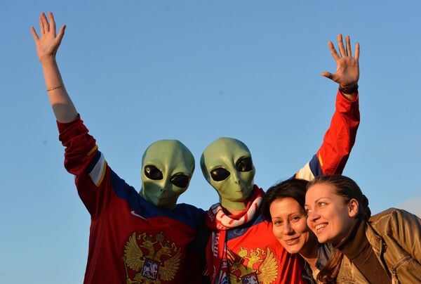 олельщики сборной России фотографируются перед матчем группового раунда чемпионата мира по хоккею