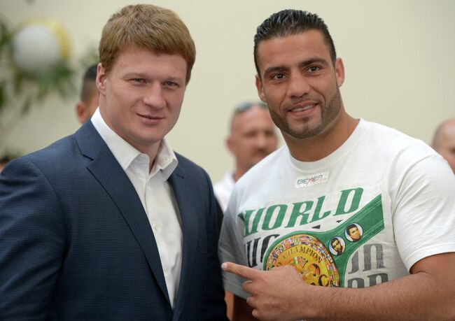 Российский боксер Александр Поветкин (слева) и немецкий боксер Мануэль Чарр
