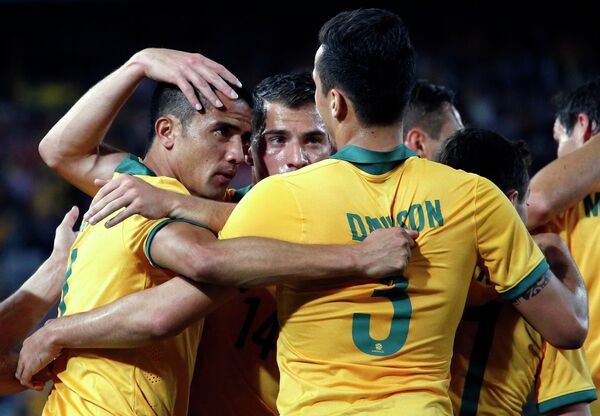 Футболисты сборной Австралии радуются забитому мячу Тима Кэхилла