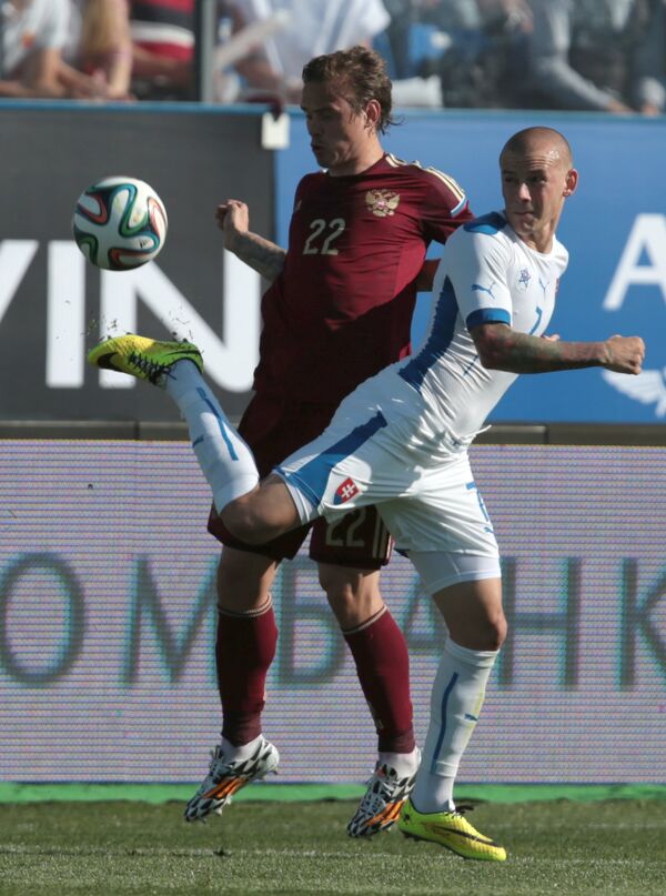Защитник сборной России Андрей Ещенко (слева) и нападающий сборной Словакии Адам Немец