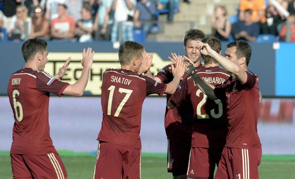 Футболисты сборной России радуются голу в товарищеском матче против словаков