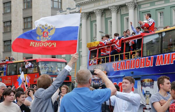 Болельщики приветствуют российских хоккеистов во время торжественных мероприятий по случаю победы на чемпионате мира по хоккею 2014