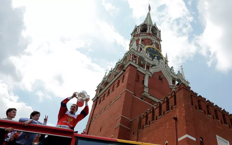 Хоккеисты сборной России Андрей Локтионов, Данис Зарипов, Александр Овечкин (слева направо) возле Кремля во время торжественных мероприятий по случаю победы на чемпионате мира по хоккею 2014 Хоккеисты сборной России Андрей Локтионов, Данис Зарипов, Александр Овечкин (слева направо) возле Кремля во время торжественных мероприятий по случаю победы на чемпионате мира по хоккею 2014