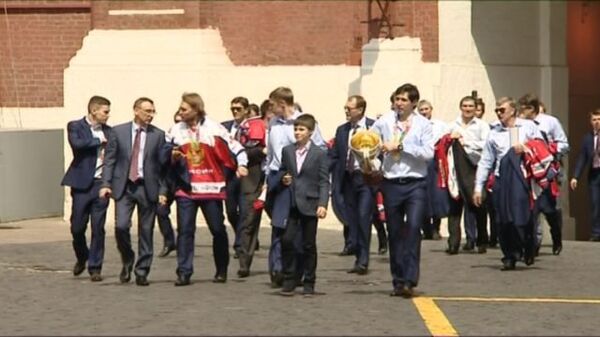 Хоккеисты сборной РФ гуляли по центру Москвы с кубком чемпиона