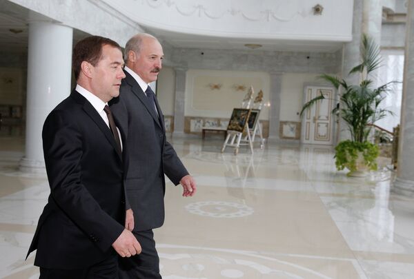 Дмитрий Медведев (слева) и Александр Лукашенко