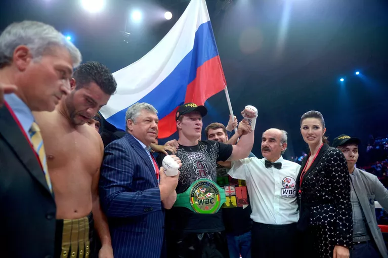 Александр Поветкин (в центре) Александр Поветкин (в центре)