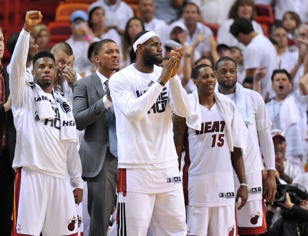 Баскетболисты Майами во главе с Леброном Джеймсом (в центре)