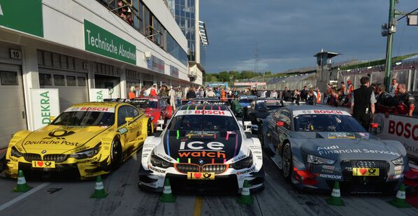 Автомобили на территории автодрома Хунгароринг во время третьего этапа немецкого чемпионата по кузовным гонкам (DTM) в Будапеште.