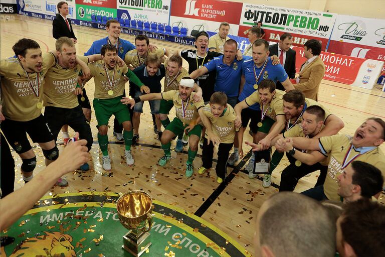 Московская Дина впервые с 2000 года стала чемпионом России по мини-футболу Московская Дина впервые с 2000 года стала чемпионом России по мини-футболу