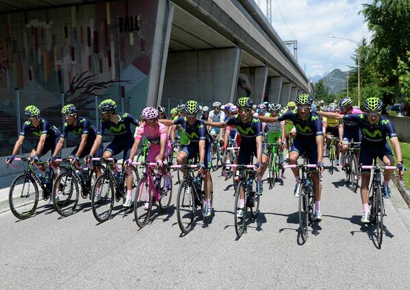 Члены команды Movistar во главе с победителем Джиро д'Италия Наиро Кинтаной (в центре)