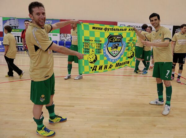 Футболисты московской Дины Алемао и Эскардинья (слева направо)