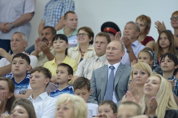 Президент России Владимир Путин во время спортивного фестиваля многодетных семей От спортивной семьи к Олимпийской победе на Адлер-Арене в Сочи