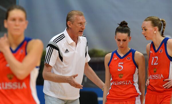 Главный тренер женской сборной России по баскетболу Анатолий Мышкин дает указания игрокам